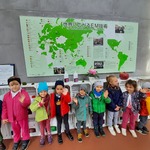 Grupa dzieci przy tablicy.jpg