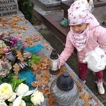 Zuzia stawia znicz na grobie ś.p. Haliny Wołochowicz.jpg