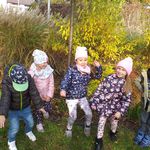 Grupa dzieci wśród krzewów.jpg