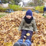 Chłopiec w stosie liści.jpg
