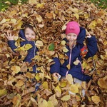 Dziewczynki w jesiennycyh liściach.jpg