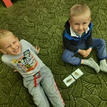 Chłopcy siedzą na dywanie.jpg