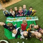Grupa dzieci na dywanie.jpg