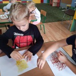 Chłopiec maluje liście.jpg