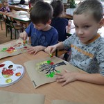Dzieci malują kolorowe liście.jpg