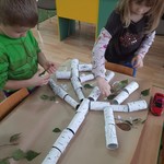 Dzieci tworza drzewo z papierowych rolek.jpg