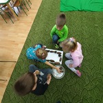 Dzieci układają prostokąt z szyszek.jpg