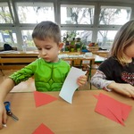 Dzieci wycinaja papier kolory.jpg