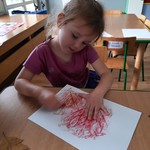 Dziewczynka maluje czerwone liście.jpg