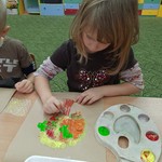 Dziewczynka maluje drzewo farbami.jpg