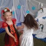 dwie dziewczynki tanczą na balu.jpg