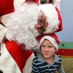 Mikołaj pochyla się nad chłopcem.jpg