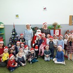 Grupa dzieci z Mikołajem.jpg