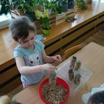 dziewczynka przygotowuje pokarm dla ptaków.jpg