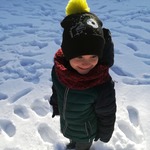 chłopiec na sniegu uśmiecha się.jpg