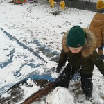 chłopiec toczy kule ze sniegu.jpg