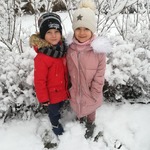chłopiec i dziewczynka na śniegu.jpg