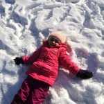 dziewczynka lezy na sniegu.jpg