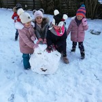 grupa dzieci toczy sniegową kulę.jpg
