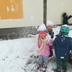 śnieg sypie na dzieci.jpg