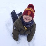 chłopiec lezy na śniegu.jpg