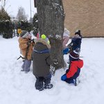 chłopcy stoją przy drzewie.jpg