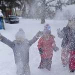 dzieci podrzucają śnieg.jpg