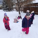 dzieci bawią się na sniegu.jpg