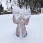 dziewczynka rzuca śniegiem.jpg