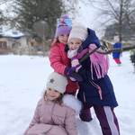 trzy dziewczynki w zimowym ogrodzie.jpg