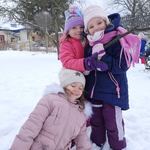 trzy dziewczynki na śniegu.jpg