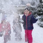 dzieci rzucają śniegiem w górę.jpg