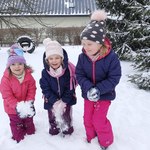 trzy dziewczynki w śniegu.jpg