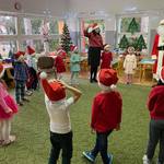 dzieci śpiewają Mikołajowi.jpg