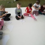 dzieci robia snieżynki z papieru.jpg