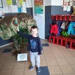 chłopiec z dinozaurem.jpg