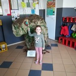 dziewczynka z papierowym dinozaurem.jpg