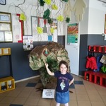 dziewczynka pokazuje dinozaura.jpg