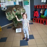 dziewczynka z dinozaurem.jpg