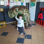 chłopiec stoi przy dinozaurze.jpg