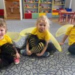 trójka przedszkolaków w strojach pszczółek.jpg