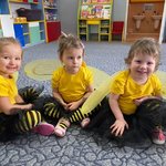 trzy dziewczynki w strojach pszczółek.jpg
