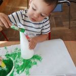 chłopiec maluje choineczkę.jpg