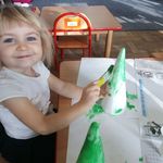 dziewczynka maluje farbami choinkę.jpg