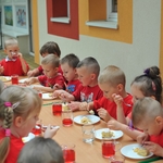 dzieci jedzą deser 3.jpg