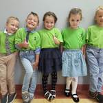 grupa dzieci w zielonych koszulkach.jpg