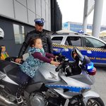 dziewczynka na policyjnym motorze.jpg
