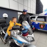 chłopiec na motorze policyjnym.jpg