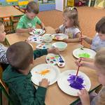 malowanie farbami w grupie dzieci.jpg