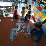 dzieci układają puzzle z wilkiem.jpg